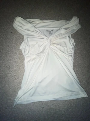 Vit omlott topp från H&M - Snygg vit omlott topp från H&M i storlek M. Jag säljer för att den är för stor och då inte passar mig, men den är i fint skick!!                                                          Pris går även att diskutera!💞