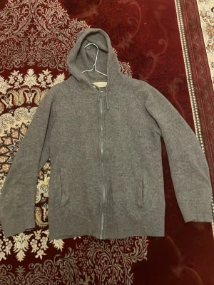 Grå Kashmir zip up från Sayless  - Grå Kashmir zipp 100 procent Kashmir från sayless använt få tal gånger nytt skick. För frågor är det bara att skriva 