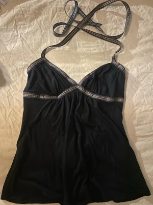 Halterneck topp  - Supersöt topp för varma dagar. Säljer då den blivit för liten 