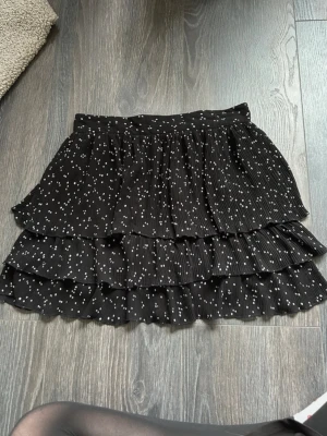 Zara volangkjol - Zara volang kjol med inbyggda shorts. 🖤 jag tycker den är liten i storleken.   fint skick men lite skavanker/defekter runt midjan (sista bilden)