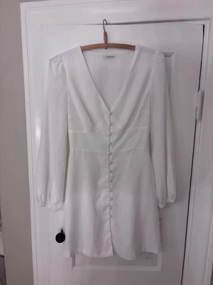 Klänning - Klänning från Nelly storlek S, super fin till student, midsommar och skolavslutningar🩷använd en gång därav mycket bra skick