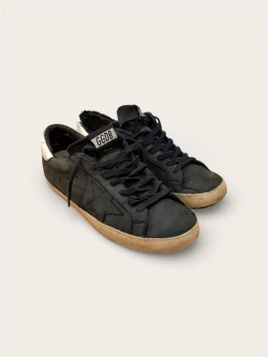 Golden goose - Ett par schyssta Golden Goose skor som passar till det mesta! Skorna är i bra skick förutom skavanker som bilderna visar. Skorna har ett nypris på ca 5400 kr vilket gör vårat pris mycket bra! Tveka inte att höra av dig vid frågor, Sbstyle:)