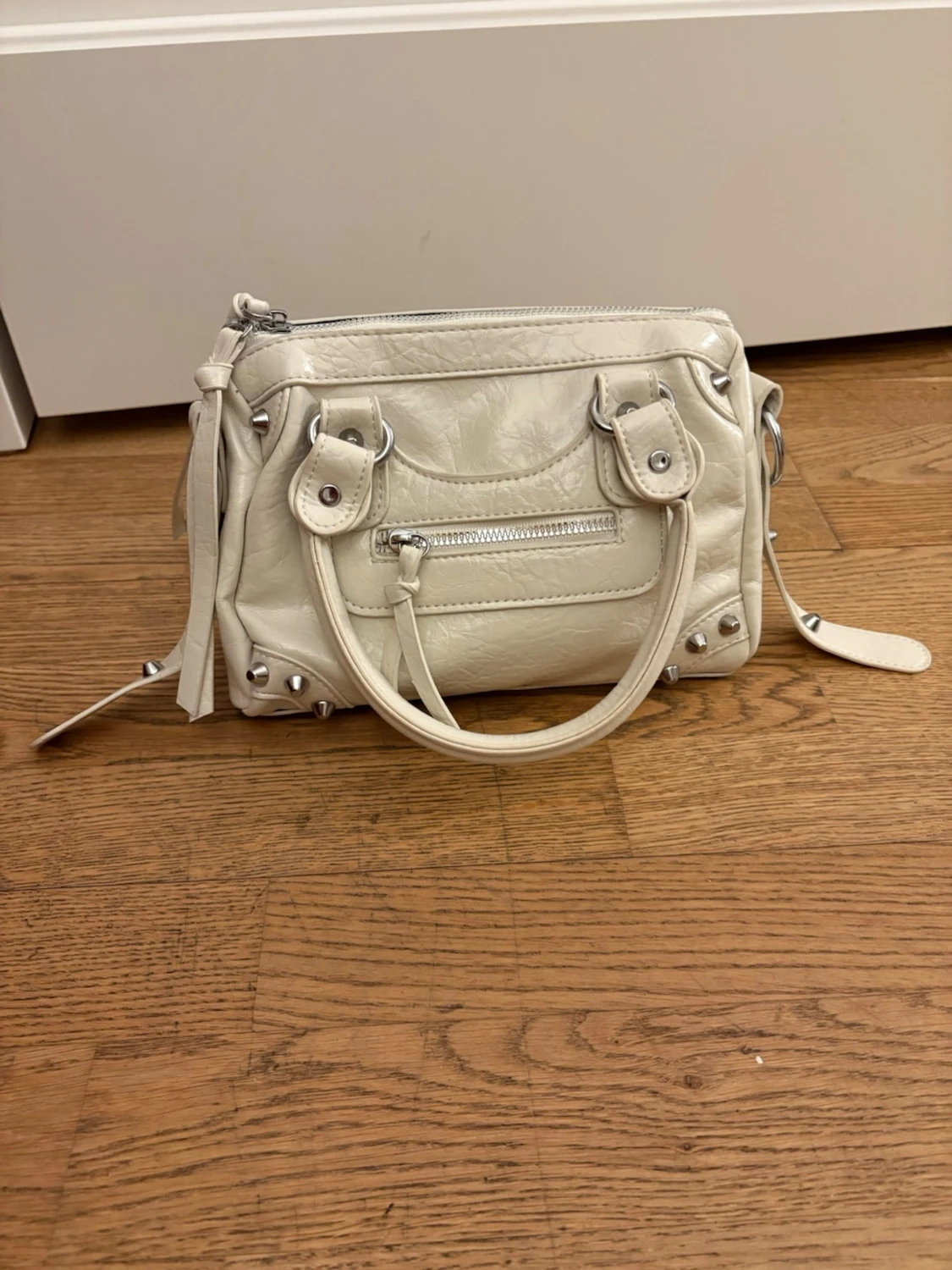 Vit handväska med silverdetaljer