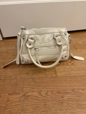 Vit handväska med silverdetaljer - Jättesnygg vit handväska. Helt ny, aldrig använt den💕