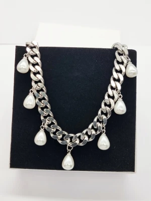 Stilfullt halsband med pärlor  - Material-rostfritt stål.  Kedjetjocklek-9mm 