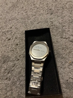 Who cares I’m already late klocka - Aldrig använd, aldrig testad. Skickas i nyskick precis som på bilden. Hör av dig med frågor eller funderingar 