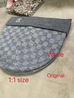 Grå rutig mössa och halsduk LV - Säljer en grå mössa och halsduk från Louis Vuitton med klassiskt rutigt mönster och broderad LV-logga framtill. Båda är stickade i mjukt material och har en stilren, modern look som passar till det mesta. Perfekt accessoar för dig som gillar exklusiva detaljer. 2000kr hela settet!