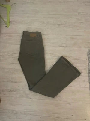 Mörkgröna bootcut jeans - Mörkgröna lowwaist bootcut jeans från lager 157! Använd fåtal gånger men ett par stygn har gått upp sig på höger ficka bak men det ingenting som man tänker på. Strl. S-Short