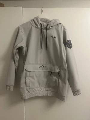 Dope skaljacka  - En fin skaljacka som passar perfekt för dig som åker skidor eller snowboard. Jackan passar för både tjej och kille, den har använts av mig och min bror och är i ett väldigt fint skick.