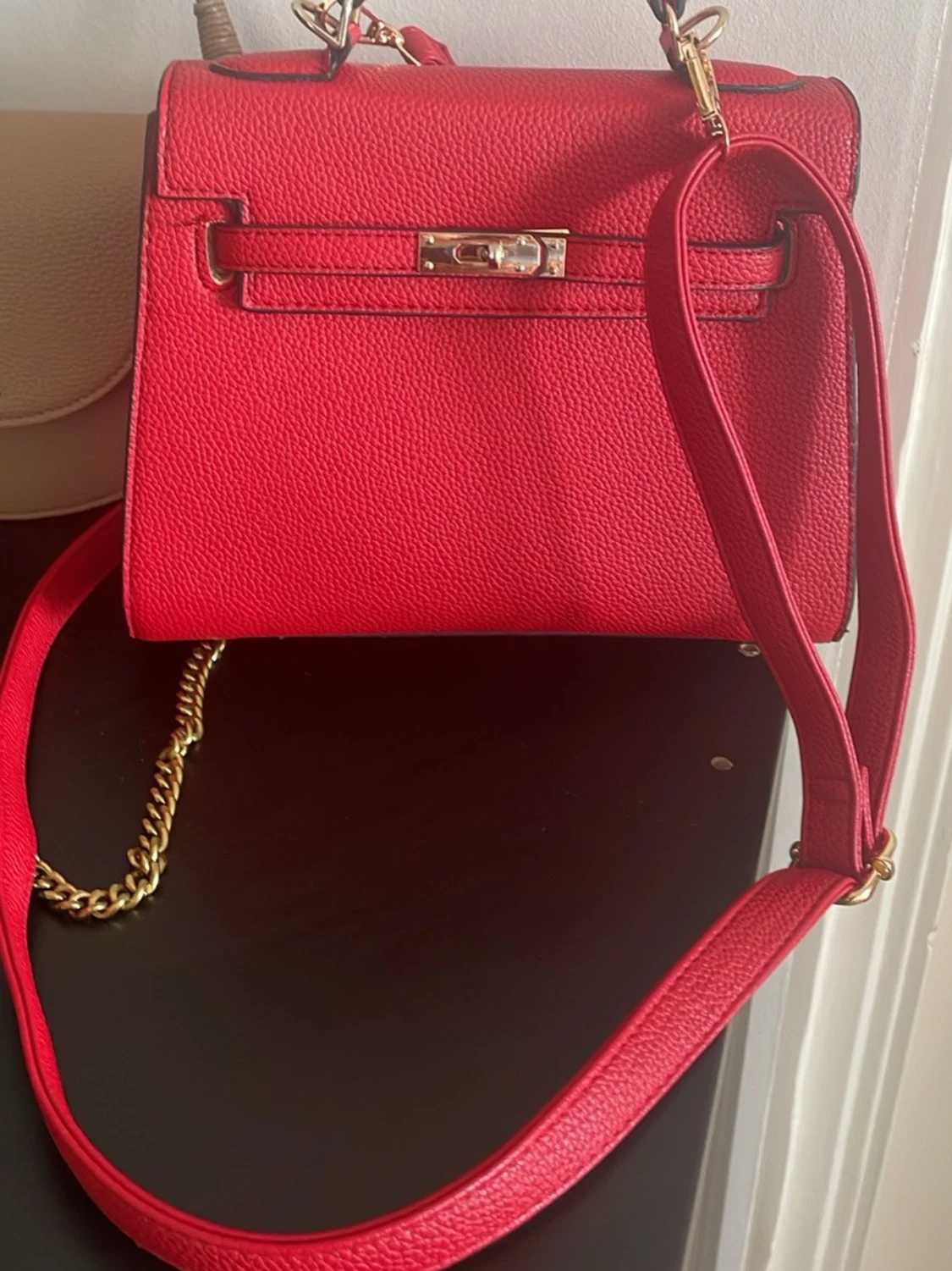 Röd och beige axelväska i skinnimitation - 1