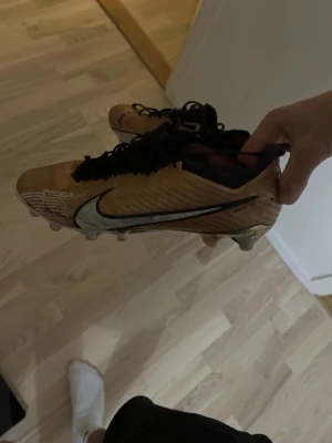 Nike Mercurial fotbollsskor guld - Säljer ett par Nike Mercurial, de är ganska slitna och därför säljs de för ett lågt pris. Skriv för intresse 