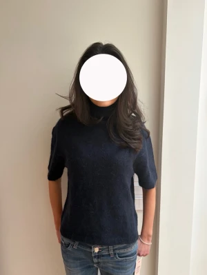 Mörkblå stickad polotröja - Säljer denna supersnygga stickade polotröjan i wool blend material från Gina!! Endast använd  2 ggr så det är väldigt bra kvalitet! 🥰🥰 