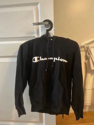 Champions hoodie - Jätte fin champions hoodie i storlek S, dock lite liten i storlek. Svart och gjort utav bomull.