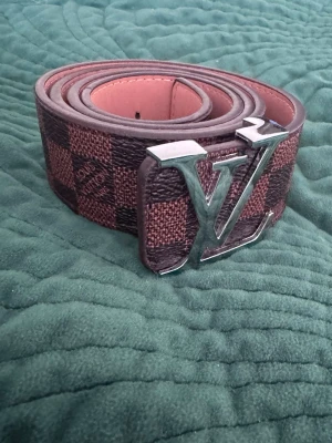 L och V bälte - Säljer detta as snygga läder bälte med ett silverspänne med bokstäverna L och V. Bältet är helt nytt utan några defekter. Först till kvarn