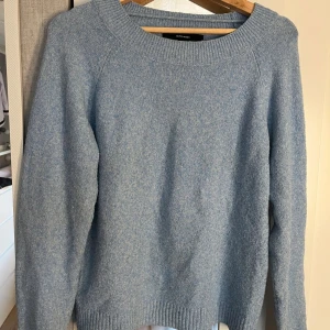 Ljusblå stickad tröja - Jag säljer en jättefin ljusblå stickad tröja, perfekt nu till hösten! Tröjan är ganska använd men inget tecken på slitage. Möjligtvis lite nopprig.