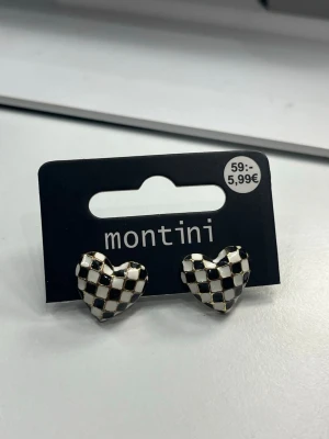 Örhänger  - Säljer ett par hjärtformade örhängen med schackrutigt mönster från Montini/Ur & Penn.
