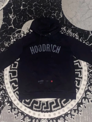 Hoodrich  - En fin Hoodrich som jag har inte använt alls den e skön och och varm man kan ha på sig den när som hellst jag skickar den 19:00 om han/hon köper inna 19:00 annars nästa dag mellan 12-15