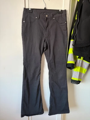 Byxor  - Säljer ett par mörkgrå byxor i storlek 40. Byxorna är i mycket bra skick och knappt använda. Det enda som tyder på användning är att där är ett litet snitt på insida av byxan bredvid knappen. Det är ingenting som syns när byxorna är på 🙂byxorna är även stretchiga. 
