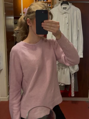 3 stickade tröjot från Veromoda💗 - Säljer dessa tre jätte fina stickade tröjor i storlek S💗. En rosa, en grå och en ljusblå💗Om önskat kan jag även sälja dem enskilt om man är intresserad av en eller två💗(tänker 180kr per tröja så det blir likvärdigt med masspriset)💗🥰Priset på 500kr är för alla tre tröjor då jag har köpt dem originellt för 300kr styck💗