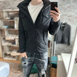 J.lindeberg jacka - Mycket bra skick, söndrig dragkedja! Storlek M sitter som  M och passar dig som är mellan 178-185cm ungefär. Nypris ca 3000kr. Modellen är 185 cm, 75kg. Passar bra nu till våren! Skriv för mer information!🤝