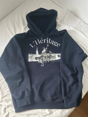 Hoddie  - Knappt använd hoodie fick i julklapp sitter som L men passar från 185 uppåt