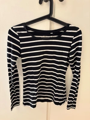 Randig tröja  - Svart och vit randig långärmad tröja. Knappt använd så i väldigt gott skick! 