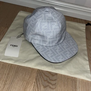 Fendi keps - VIT FENDI KEPS🤍DUSTBAG OCH TAGS 🏷️ 