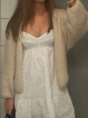 Beige fluffig kofta från lindex - Supermjuk och oversized beige kofta från lindex med långärmad design och öppen framtill. Koftan har en fluffig och mysig känsla, perfekt att slänga över en topp eller klänning. Passar dig som gillar chill och comfy vibes. 💞💞