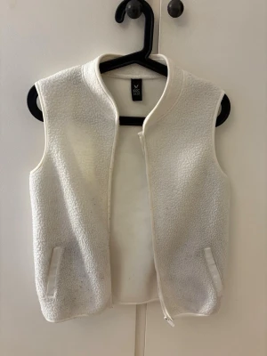 Vit lurvig väst  - Lurig vit väst från SOC. Storlek 158-164 men passar en S! 