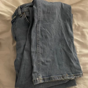 Bootcut - Säljer ett par ljusblå jeans med femficksdesign. Jeansen är i en lite längre botcut modell med låg midja. Jeansen är i perfekt kondition förutom lite slitage vid fot sömmen som man ser på första bilden. Perfekta till sneakers eller boots.🌸