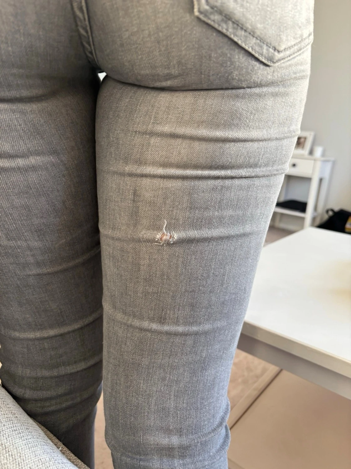 Högmidjade gråa jeans - 5