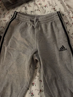 Adidas mjukis - Adidas mjukisbyxor i st S unisex. Kommer inte till användning 