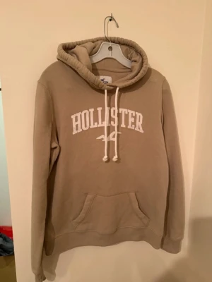 Hollister hoodie - Säljer en snygg Hollister hoodie i storlek m