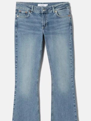 Bootcut jeans från Junkyard  - Ljusblå bootcut jeans från Junkyard med klassisk femficksdesign och snygga kontrastsömmar på bakfickan. Jeansen kostar 599kr i ny pris. Haft i ungefär ett år och har använts några gånger men säljer för att dom inte kommer till andväning längre. Inga hål eller fläckar.Pris kan diskuteras skriv för fler bilder eller frågor💕