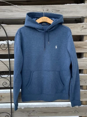 Ralph Lauren Blå Hoodie  - Snygg Blå Ralph Lauren Hoodie. Storlek M, men passar som en vanlig S. Fint skick, härlig och skön. Jag gör ej returer, tänk igenom köp. Hör gärna av er vid funderingar🙌 Perfekt nu till vinterkylan ☃️