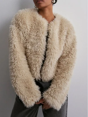 Pälsjacka  - Supermjuk och fluffig pälsjacka i beige med croppad passform. Jackan har lång ärm och är tillverkad i ett pälsliknande material som ger en riktigt cozy vibe. Perfekt för dig som vill sticka ut med en trendig look och hålla dig varm under kyliga dagar. Storlek xs och knappast använd. Slutsåld.