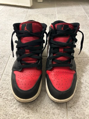 Nike Air Jordans 1 - -Nike Air Jordans 1. Hela skor men lite smutsiga som syns ovan, inte tvättat med skorengöring som möjligtvis kan få bort smuts (därav sänkt pris). Skorna är köpte från Kicks n stuff i Göteborg för ca 2500kr. Kan sänka pris ytterligare vid snabb affär💕stl 38,5