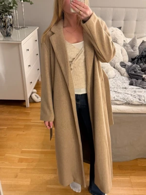 Beige lång kappa Only - Säljer nu min beiga lång kappa från Only i storlek S. Den är super nu till våren! Den har två fickor, ett skärp och skicket är mycket bra. Den är använd max fem gånger. Kostar cirka 800 ny, hör gärna av dig vid frågor💗💗 
