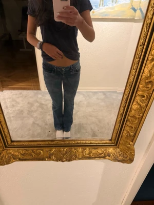 LTB jeans Valerie - Jättesnygga blå LTB jeans i modellen Valerie💕dem är low waist och bootcut💕 bra skick och har använt dem sparsamt🥰 storlek 27x30⭐️