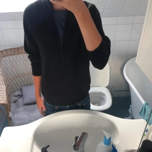 *HELT NY* Dressmann Cardigan - Tja, säljer en riktigt fet zip cardigan från Dressmann. Den är helt ny med prislapp på. Perfekt passform och riktigt skönt material. Hör av dig vid fundering! Lagerutrensning därav det låga priset.