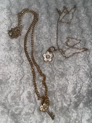 Guld smycken  - Guld halsband med en nyckel och en blomma 🌸 