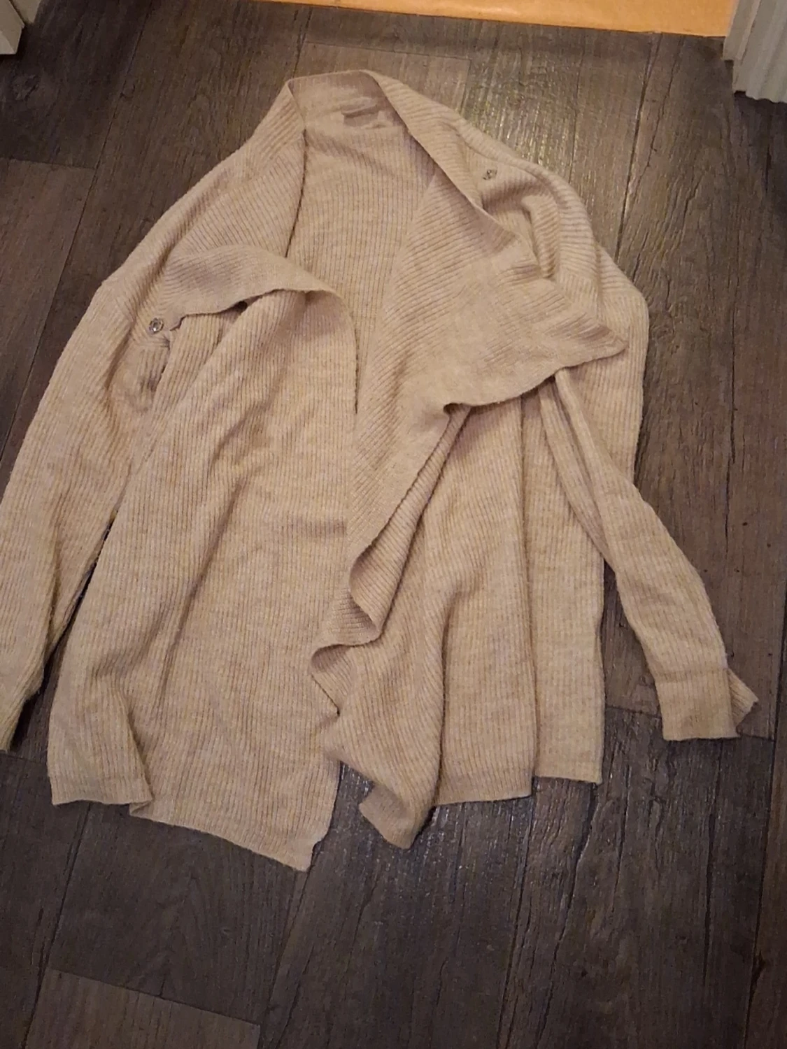 Beige ribbad kofta från Noisy May