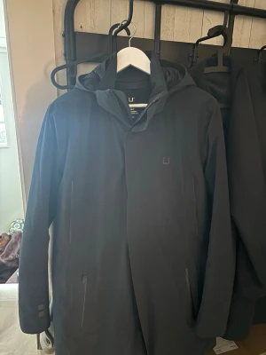 UBR Regulator Parka - Säljer nu denna UBR Regulator Parka som är i mycket gott skick. En snygg och varm vinterjacka med stilren design som funkar lika bra till vardags och till mer uppklädda tillfällen. Jackan är vind- och vattentät samt varm och skön under kalla dagar. Säljs endast eftersom den inte passar mig, annars hade jag gärna behållit den.  Var inte rädd för o ställa frågor eller skicka prisförslag på den. Är villig att gå ner i pris vid snabb och smidig affär!