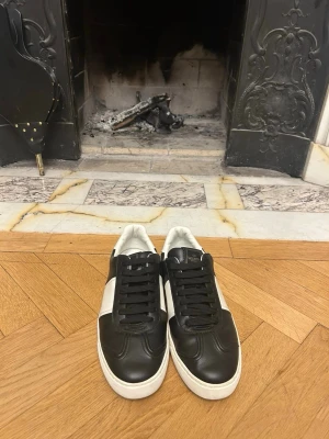 Valentino flycrew  - Säljer ett par svarta flycrew i skin. Size 43. Skick 10/10 endast en nit som saknas! Nypris 7399kr mitt pris endast  2999kr 