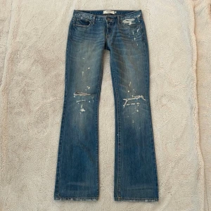 Abercrombie & fitch lågmidjade jeans  - Ett par lågmidjade jeans från Abercrombie & fitch i storlek 2 vilket motsvarar ungefär en vanlig S. Rakt över midjemått: ca 38cm. Innebenslängd: ca 79cm. Retur tillåten ✅ (returpolicy ges innan köp). Jag fraktar inom 24h. Se liknande plagg i min profil!