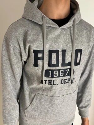 Grå Ralph lauren hoodie - Ralphlauren hoodie. I storlek M men passar också även mindre. Knappast använd. Skick: 9/10 vid snabb affär kan priset gå ner lite 