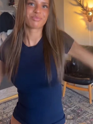 Mörkblå Gina t shirt - Kommer ej t andvändning. Andvänt 1 gång