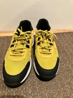 Gula sneakers från Geox, strl 43 - Säljer ett par gula och svarta sneakers från Geox i storlek 43.  Store price is above 1400 SEK 