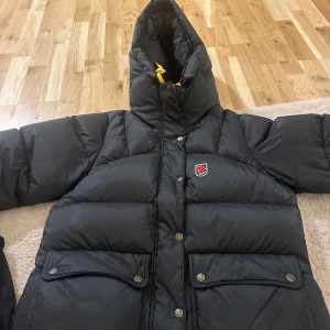 Svart dunjacka från Fjällräven - Intressekoll på min Fjällräven expedition down lite jacka. Endast använd en vinter och inköpt även förra vintern. Sparsamt använd. En liten reva på ena armen, skriv privat för bild 