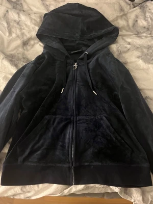 JuicyCouture - Hej säljer min juicy Couture kofta i färgen marin blå den har jätte bra skick.💞